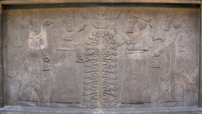 Dombormű két Ashurnasirpal, szárnyas mitológiai lények és Ashur isten figurájával, az Életfa előtt, ie 885-860 alkotó: Assyrian