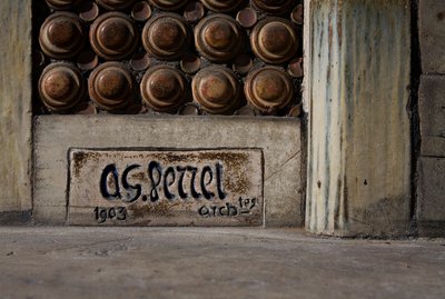 Lakóépület homlokzata, részlet az aláírással alkotó: Auguste Perret