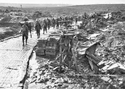 Ausztrál csapatok haladnak el az Idiot Cornerhez vezető vágányon, Westhoek Ridge-nél, az Ypres szektorban, 1917. október 28. alkotó: Australian Photographer
