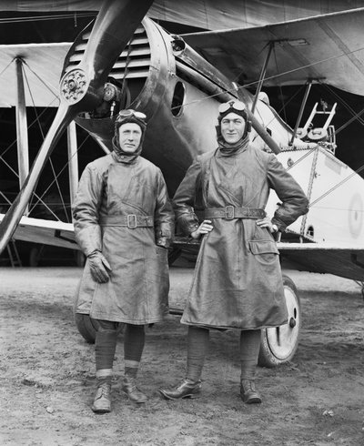 Syd Addison kapitány (Huon, Tasmania) és Hudson Fysh hadnagy a St Leonardsból (Tasmania), mindketten az 1. század (Sqn) Australian Flying Corps tagja, egy Bristol F2B vadászgép előtt állnak, december 29. alkotó: Australian Photographer