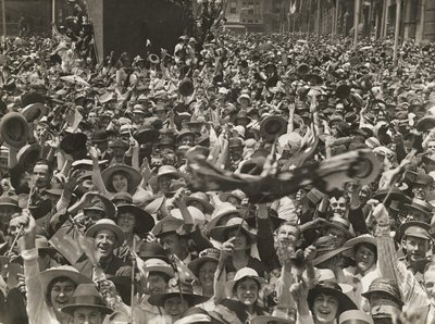 A sydney-i Martin Place-ben tömeg ünnepli a fegyverszünet aláírásának hírét, 1918. november 11. alkotó: Australian Photographer