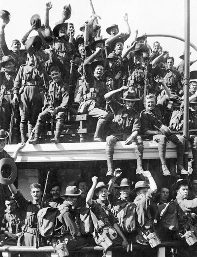 Az Ausztrál Haditengerészeti és Katonai Expedíciós Erők (AN&MEF) beszállása Új-Guineába, 1914. augusztus 19. alkotó: Australian Photographer
