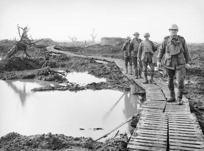 Négy ausztrál katona sétál a kacskaringós pályán Tokióban, Zonnebeke közelében, az Ypres szektorban, az ország egy részén, amelyet az ausztrálok elfoglaltak a harmadik csata harcaiban. alkotó: Australian Photographer