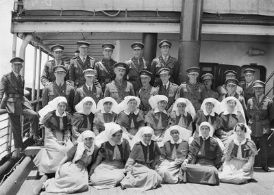 Csoportportré a magas rangú tisztiorvosokról és személyzetről a HMAT Wahehe fedélzetén, a visszaút során Ausztráliába, 1919. szeptember és 1919. október között alkotó: Australian Photographer