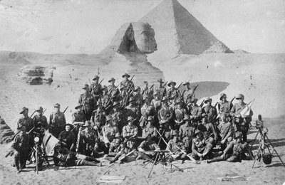 Informális csoportportré egy ausztrál gyalogsági jelzőiskoláról a Szfinx és a piramis előtt. Jelzőberendezések az előtérben, 1915 körül alkotó: Australian Photographer