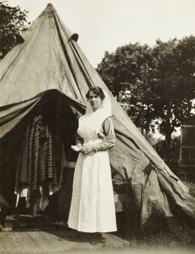 Ada Smith nővér a 2. ausztrál baleset-elhárító állomásról Steenwerck közelében, Trois Arbres, Franciaország, 1916 alkotó: Australian Photographer