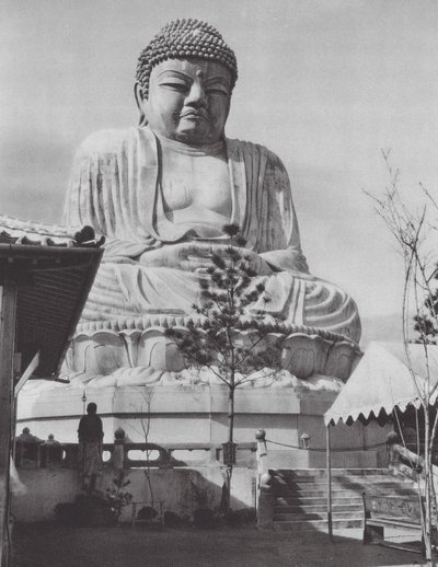 Japán: Buddhastatue in Beppu (fekete-fehér fotó) alkotó: Axel von Graefe