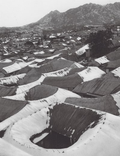 Japán: Kai-syong, Egy koreai kisváros látképe télen (fekete-fehér fotó) alkotó: Axel von Graefe