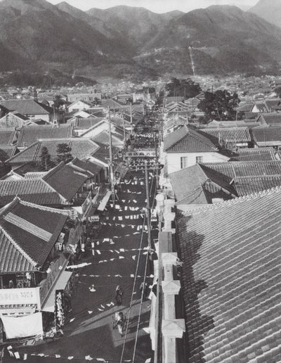 Japán: Beppu bevásárlóközpontja (fekete-fehér fotó) alkotó: Axel von Graefe