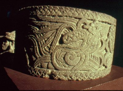 Urna tollas kígyóval alkotó: Aztec