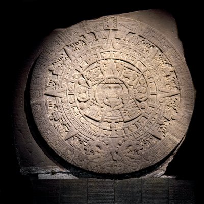 Prekolumbián civilizáció: az azték naptár (Napkő): 3 m átmérőjű kőkorong, amely az azték naptárat és kozmogóniát ábrázolja, Au center est a Nap Tonatiuh istenségét ábrázolja, Tenochtitlanból származik - Mexikóváros, nemzeti antropológiai múzeum. alkotó: Aztec Aztec