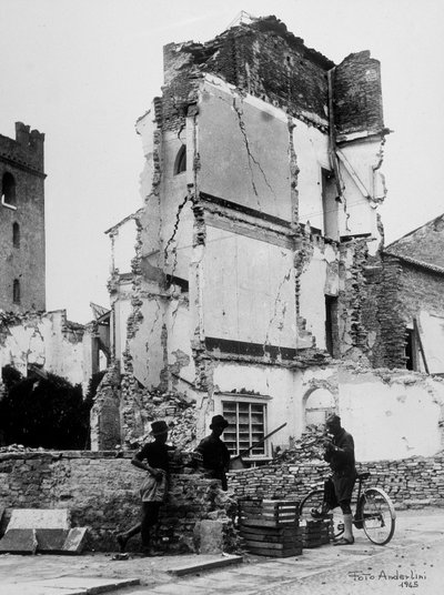 Sermide bombázásai. Három ember egy csoport bombázott házak előtt alkotó: Baccarini and Porta