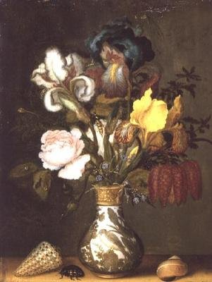 Íriszek, rózsák és más virágok kagylós porcelánvázában alkotó: Balthasar van der Ast