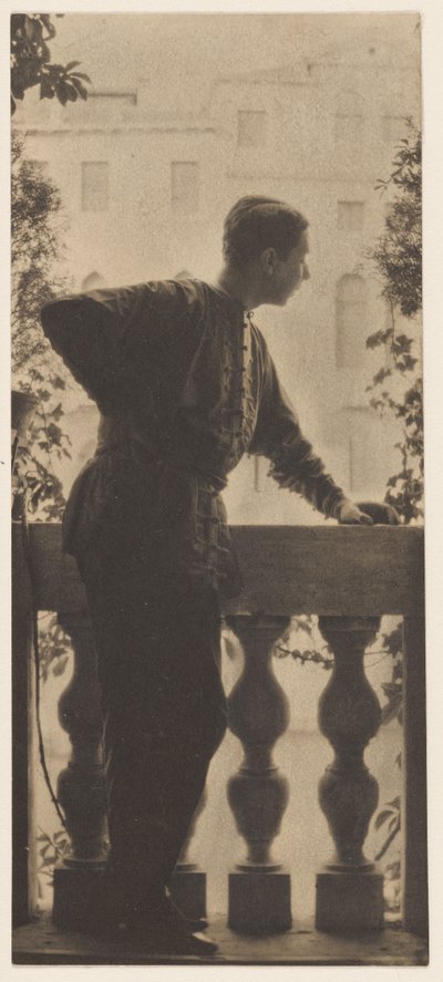 [Önarckép] / [Adolf de Meyer a Palazzo Balbi-Valier erkélyén, Velence, Olaszország] alkotó: Baron Adolf De Meyer