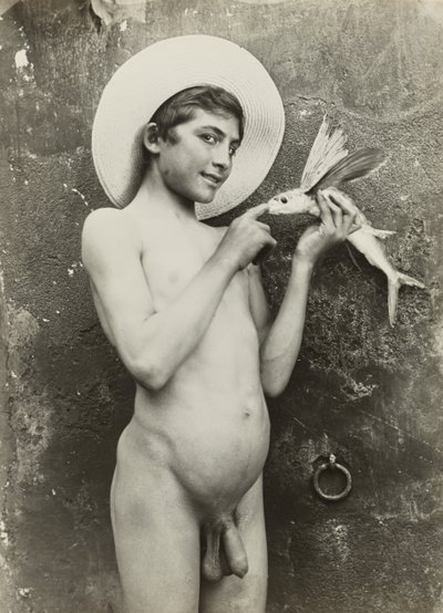 [Fiú halakkal] alkotó: Baron Wilhelm von Gloeden