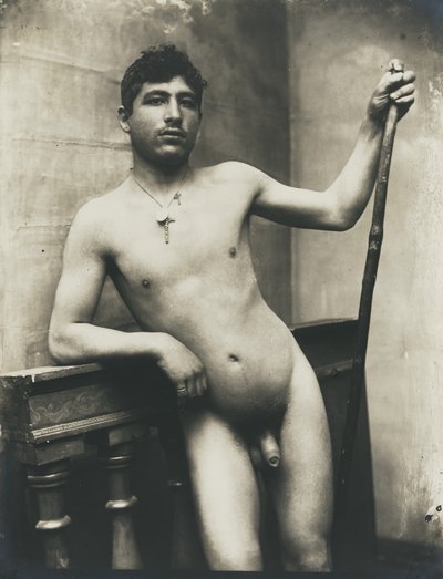 [Akt férfi botokkal és feszületes nyaklánccal] alkotó: Baron Wilhelm von Gloeden