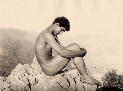 Tanulmány egy férfi aktról egy sziklán, Taormina, Szicília, 1900 körül (szépia fotó) alkotó: Baron Wilhelm von Gloeden