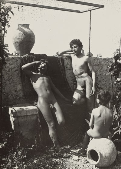 [Három fiú a kertben] alkotó: Baron Wilhelm von Gloeden