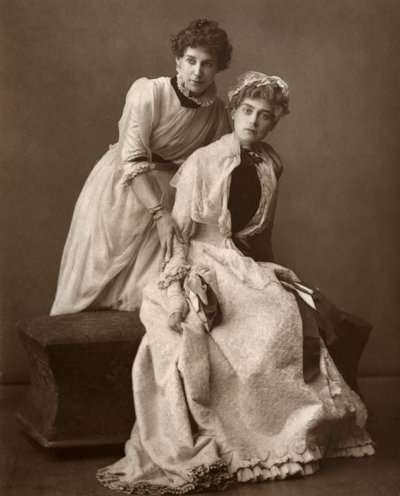 Brit színésznők, Eweretta Lawrence és Grace Otway a Változáson, 1886-ban alkotó: Barraud