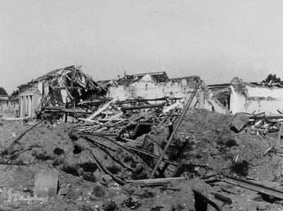 Sermide bombázásai: a második világháborúban megsérült épületek alkotó: Bayard and Bertall