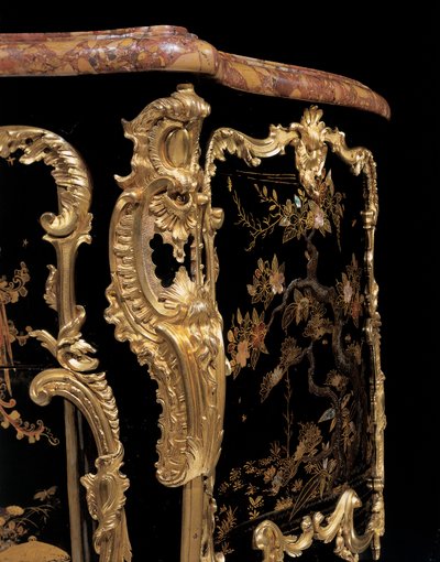 Komód, 1745 körül (ormolura szerelt japán lakk és ebonizált fa) alkotó: Bernard van Risenburgh II