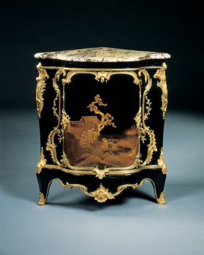 Egyike a XV. Lajos-féle encoignure-párnak, 1750 körül alkotó: Bernard van Risenburgh II