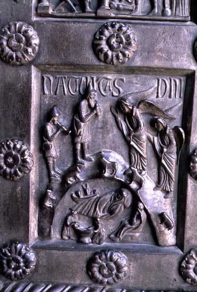 A születést ábrázoló tábla a déli kereszthajó Porta di S. Ranieri portájáról alkotó: Bonannus of Pisa