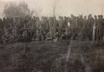 Album az első világháborúról Friuli-Venezia Giuliában: csoportportré a 112.mo gyalogság katonáiról ásóval a River Tower közelében alkotó: Bourbon Del Monte