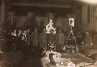 Album az első világháborúról Friuli-Venezia Giuliában: csoportos portré karácsony napján a Villa Brazzàban, ahol a Soleschiano Manzano-i hadikórház 17-e található, 1915.12.25. (f/w fotó) alkotó: Bourbon Del Monte