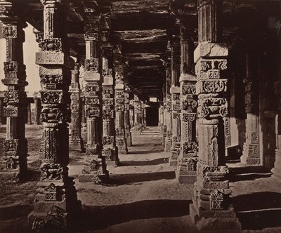 A hindu oszlopok kolonnádjának belseje a Kootubban alkotó: Bourne and Shepherd