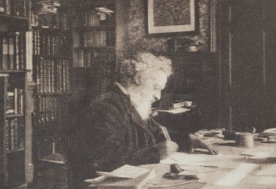 William Morris könyvgyűjtő a könyvtárában, a Hammersmith-i Kelmscott House-ban. alkotó: British Photographer