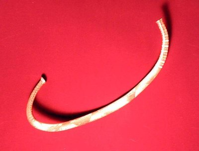 A cambridgeshire-i Ickletonban talált nyakgyűrű (arany) alkotó: Bronze Age