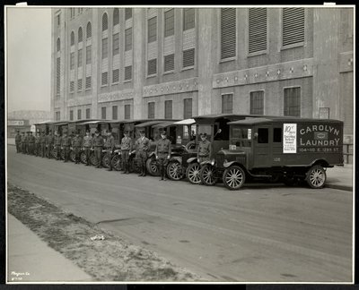 A Carolyn mosoda előtt parkoló teherautók sora a 111 East 128th Street-en, East Harlem, New York, 1929 (ezüstzselatinos nyomat) alkotó: Byron Company
