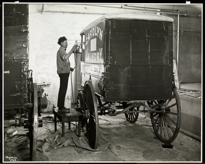 Egy férfi festékszóróval lefesti a Carolyn mosoda kiszállító kocsiját a 111 East 128th Street-en, East Harlem, New York, 1929 (ezüst zselatinos nyomat) alkotó: Byron Company