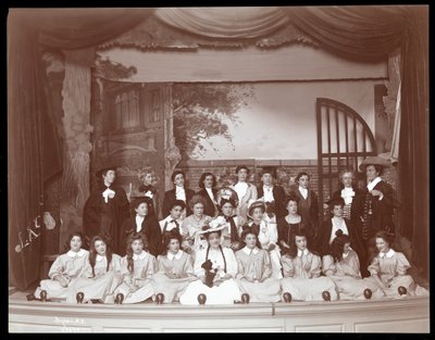 Jelenet a New York-i Barnard College-ban bemutatott Angelina, The Orphaned Heiress című darab amatőr előadásából (ezüstzselatinos nyomat) alkotó: Byron Company