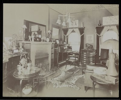 Henry Martyn Blossom drámaíró otthonának nappalija, 23 East 30th Street, New York, 1908 (ezüstzselatinos nyomat) alkotó: Byron Company