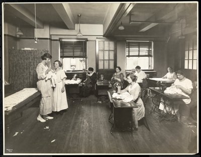 Vak fiatal nők és egy tanárnő varrnak egy osztályteremben a New York-i Vakok Egyesületében, 111 East 59th Street, New York, 1921 (ezüstzselatinos nyomat) alkotó: Byron Company