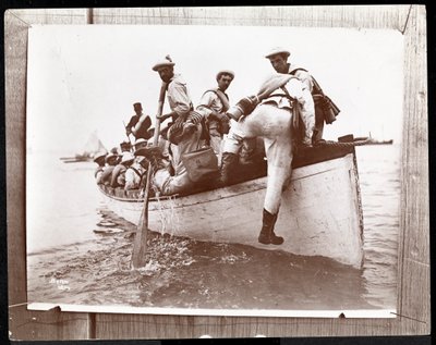 Egy korábbi fotó másolata, amely a New York-i Fishers Island-i haditengerészeti tartalékosokat ábrázolja egy csoport tengerésszel egy evezős csónakban, 1898 (ezüstzselatinos nyomat). alkotó: Byron Company