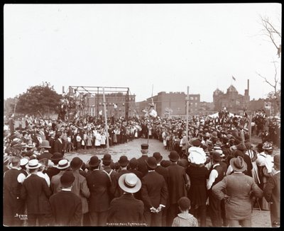 Tömeg nézi a rúdugratót a Hudson Bank Gymnasium és játszótéren, 53. utca és 11. sugárút, New York, 1898 (ezüst zselatinos nyomat) alkotó: Byron Company