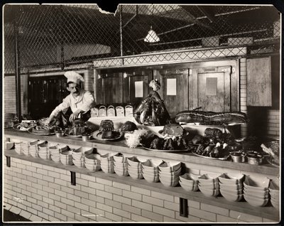 Felvágottak bemutatása a Commodore Hotel konyhájában, 1919 (ezüst zselatin nyomat) alkotó: Byron Company