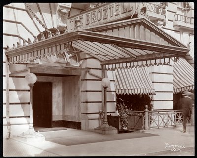 A Hotel Broztell bejárata, 3 East 27th Street, New York, 1906 (ezüst zselatin nyomat) alkotó: Byron Company