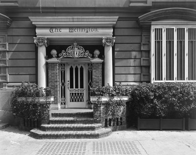 Bejárat a Hotel Wellingtonba, 871 7th Avenue, New York, 1907 (ezüst zselatin nyomat) alkotó: Byron Company