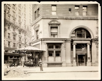 Virágos stand és a Hotel Imperial Cafe bejárata a Broadway és a 32. utca sarkán, New York, 1905 körül (ezüst zselatinos nyomat) alkotó: Byron Company