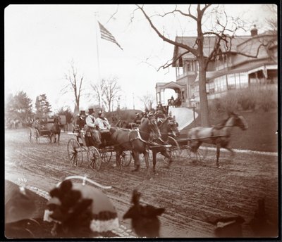 Lovaskocsik a Riverside Drive-on a Claremont Inn előtt, New York, 1895 körül (ezüst zselatinos nyomat) alkotó: Byron Company