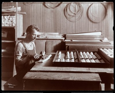 A Hardman, Peck és Co. zongoragyárban dolgozó férfi, New York, 1907 (ezüstzselatinos nyomat) alkotó: Byron Company