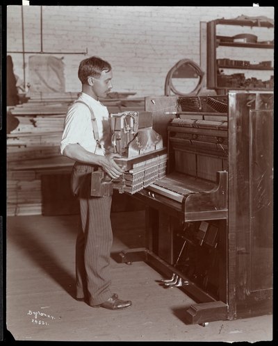 A Hardman, Peck és Co. zongoragyárban dolgozó férfi, New York, 1907 (ezüstzselatinos nyomat) alkotó: Byron Company