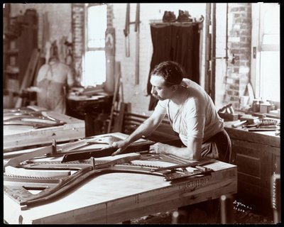 Férfi, aki a Hardman, Peck und Co. zongoragyárban dolgozik, New York, 1907 (ezüst zselatin nyomat) alkotó: Byron Company