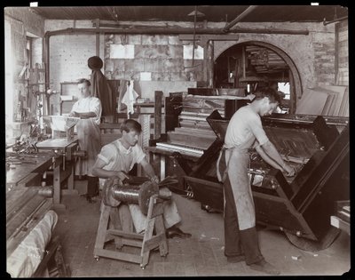 A Hardman, Peck és Co. zongoragyárban dolgozó férfiak, New York, 1907 (ezüstzselatinos nyomat) alkotó: Byron Company