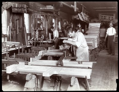 Férfiak, akik a Hardman, Peck und Co. zongoragyárban dolgoznak, New York, 1907 (ezüst zselatin nyomat) alkotó: Byron Company