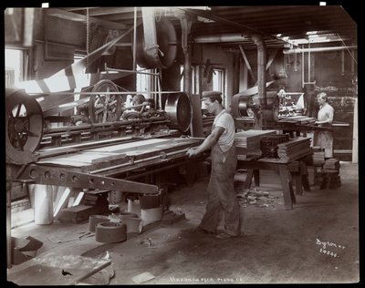 Férfiak, akik a Hardman, Peck und Co. zongoragyárban dolgoznak, New York, 1907 (ezüst zselatin nyomat) alkotó: Byron Company